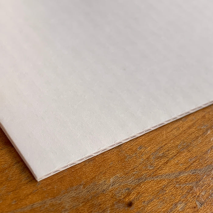 Mikrogolfkarton All White 1.5mm 71.5// x 101.5 cm (25 platen)